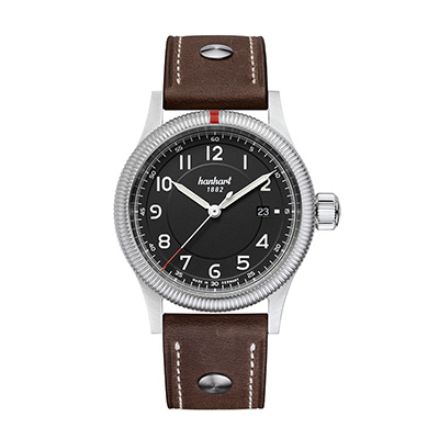 ワンはパイオニアの定番シリーズです。<br />
1950年代初頭のシンプルでベーシックなデザインからインスパイアされています。<br />
映画『栄光のル・マン』で有名なスティーブ・マックイーンが愛用した時計としても知られています。